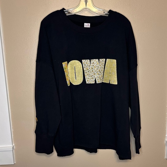 Iowa Hawkeyes Handmade Patch Sweatshirt Size XL Black Yellow - Picture 1 of 7